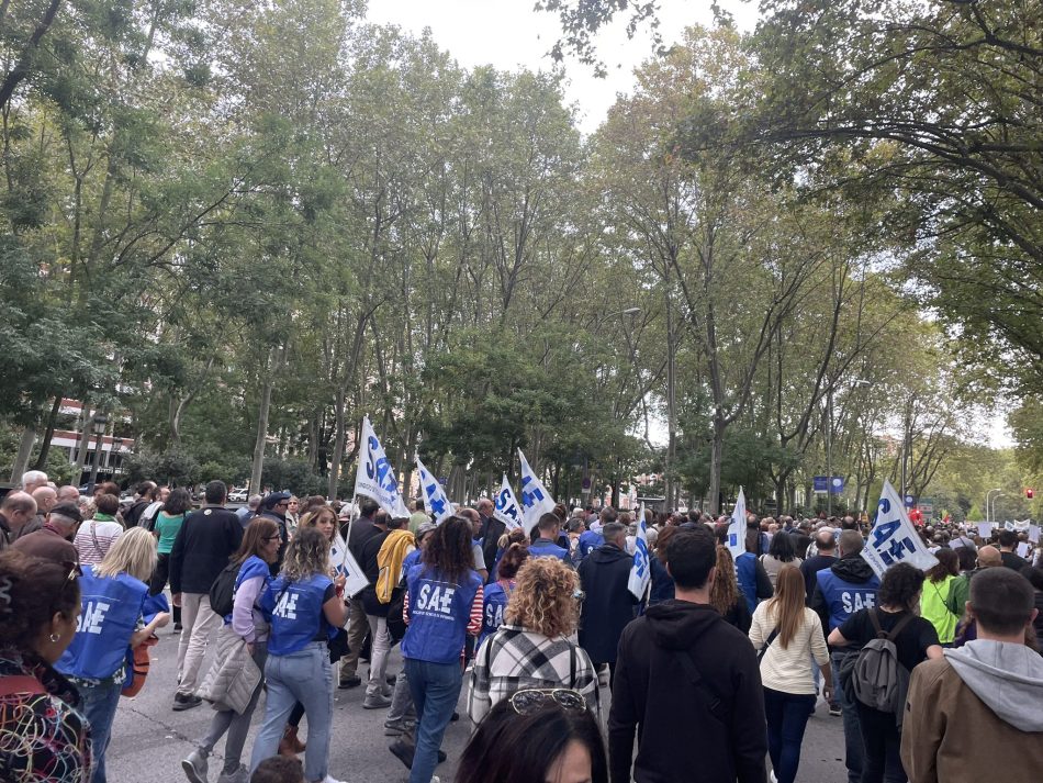 Miles de personas  recorren las calles de Madrid para reivinicar una Sanidad Pública