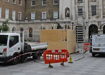 Contra el esclavismo, tapian una escultura en Londres