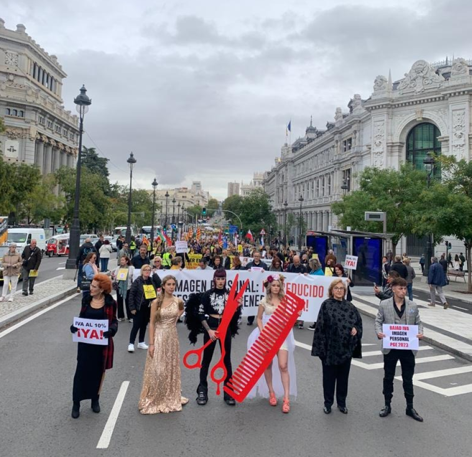 Peluqueras y esteticistas de toda España se manifestaron en Madrid ante el Ministerio de Hacienda para reclamar la recuperación del IVA al 10% para la imagen personal en los PGE de 2023