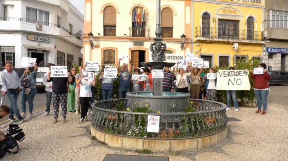 Más de 400 personas acuden a un acto público contra el vertedero de Salvatierra de los Barros