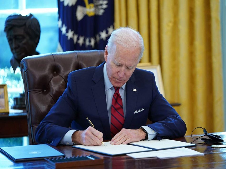 Biden recurre a un decreto de emergencia para evitar el cierre de Gobierno