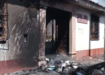 Incendian dos sedes judiciales en el segundo día de protestas en Perú