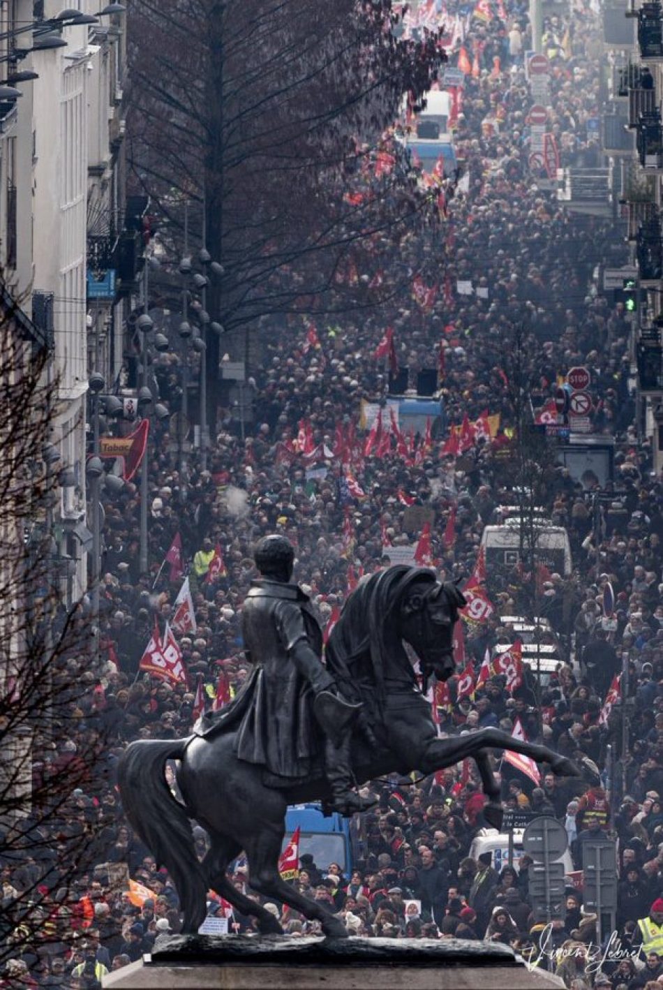 Más de un millón de personas se manifiesta contra la reforma de las pensiones que pretende aprobar el Gobierno ultraliberal de Macron en Francia