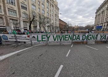 La plataforma por el derecho a la vivienda exige el desbloqueo de la ley frente al Congreso