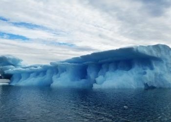 Iceberg de gran tamaño se desprende de la Antártida