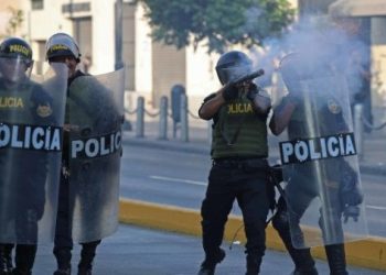 Represión policial a gran marcha en Perú deja varios heridos y detenidos