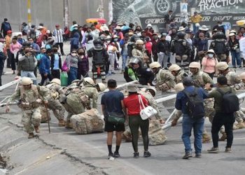 Policía y Ejército despejarán carreteras bloqueadas en Perú