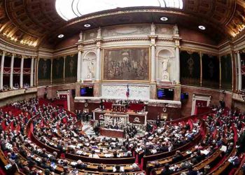 La Asamblea Nacional francesa adopta el texto de la polémica Ley sobre inmigración