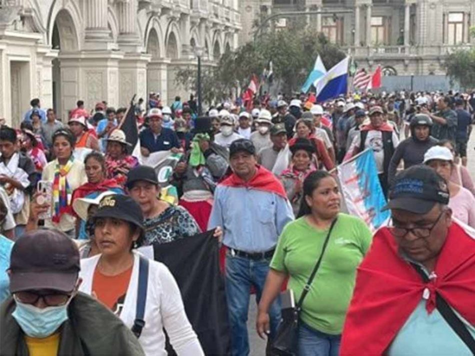 Manifestantes desafían prohibiciones y marchan en capital de Perú