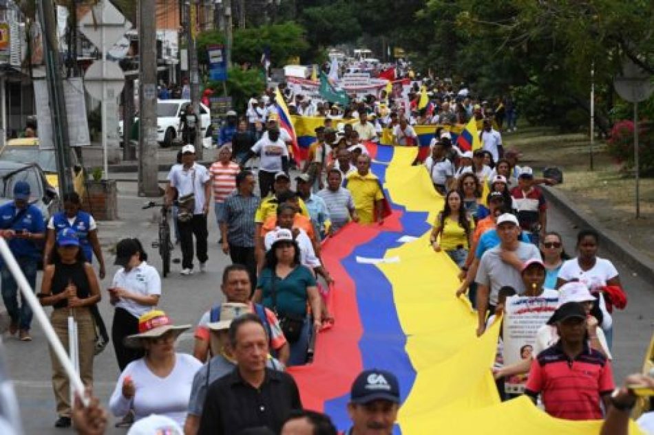 Miles de manifestantes apoyan reformas de Petro en las calles de Colombia