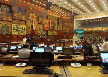 Parlamento ecuatoriano levanta información sobre corrupción