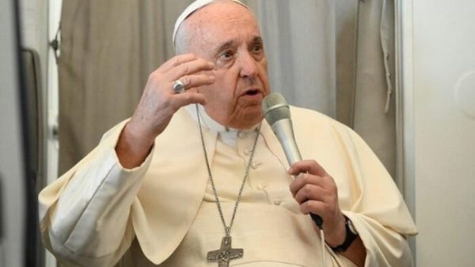 Hospitalizan al papa Francisco por una infección respiratoria