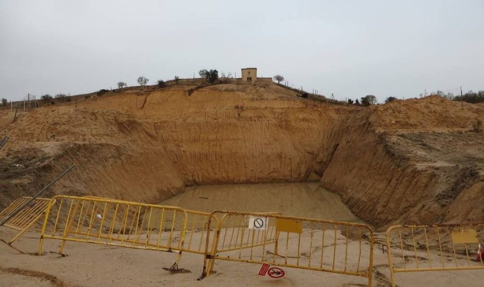 Una actividad minera ilegal genera un enorme socavón en la Cañana Real Segoviana en Villamanta