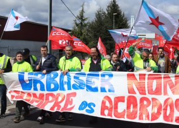 Persoal de Urbaser maniféstase no polígono do Tambre contra os incumprimentos do convenio