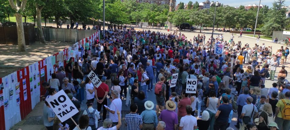 Entregan a la Comunidad de Madrid decenas de miles de firmas contra la tala de más de 1000 árboles por las obras de la Línea 11 de Metro