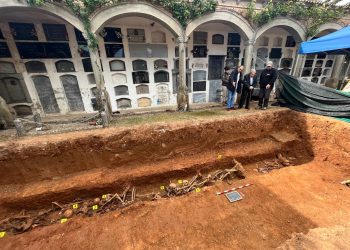 El hijo del asesinado en Jaca, Agustín Villanúa, visita la exhumación de su padre