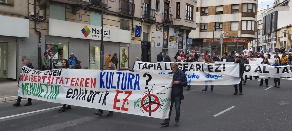 Cinco mil personas se manifestaron el sábado en Gasteiz en defensa del territorio