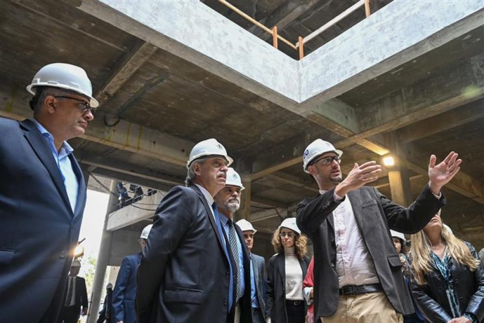 El presidente argentino visita la instalación de un reactor nuclear