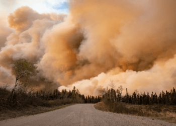 Incendios forestales amenazan a comunidades indígenas en Canadá