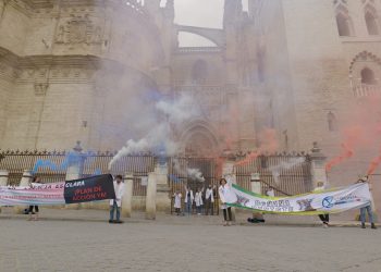 Científicos y activistas de Rebelión Científica se encadenan a la Giralda de Sevilla para denunciar la inacción climática y defender Doñana