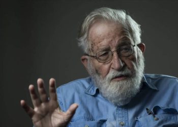 Chomsky: Europa sufrirá declive bajo un sistema dominado por EEUU