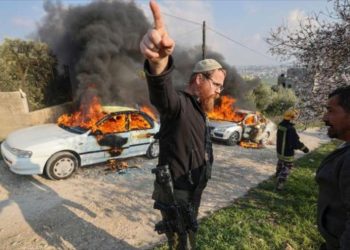 Colonos israelíes queman más de 100 autos de palestinos en Cisjordania