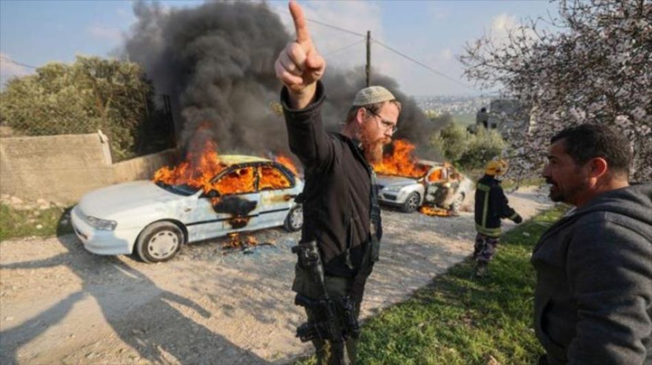 Colonos israelíes queman más de 100 autos de palestinos en Cisjordania