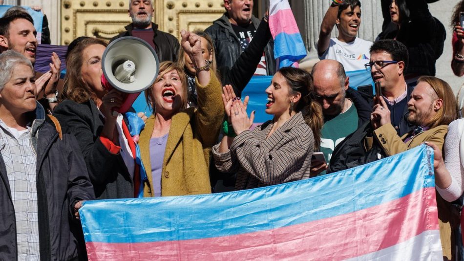 Una treintena de colectivos trans y LGTBI de toda España piden a Yolanda Díaz que levante el veto a Irene Montero