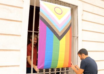 Compromís denuncia que el sectarismo de PP y VOX impide que la bandera del Orgullo LGTBI luzca hoy en Les Corts