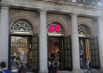 H&M, con beneficios multimillonarios, reduce plantilla en Barcelona