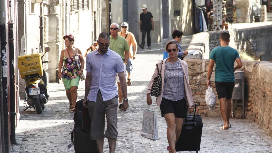 ‘Por Andalucía’ denuncia la dejación de funciones de la Junta ante el “descontrol de pisos turísticos” que “destruyen la sociedad de los barrios y suben el precio de la vivienda”