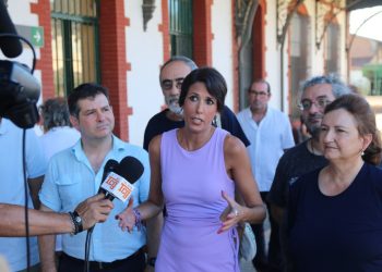 Los candidatos de Sumar viajan en tren desde Granada a Guadix para defender un modelo que conecte a la capital con los pueblos 