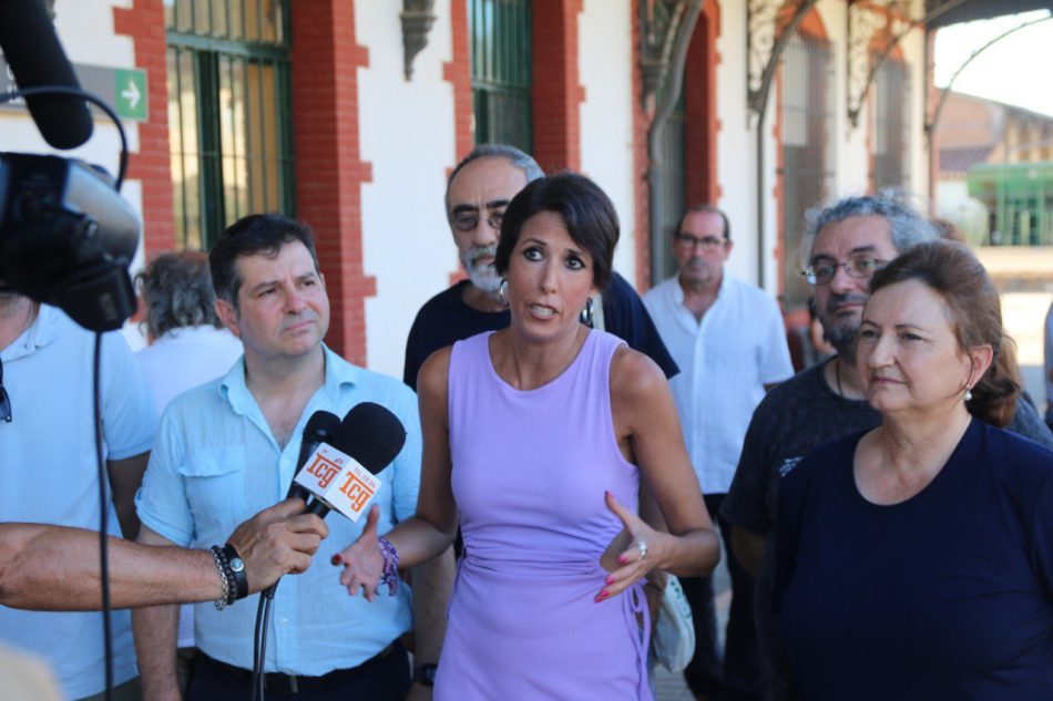 Los candidatos de Sumar viajan en tren desde Granada a Guadix para defender un modelo que conecte a la capital con los pueblos 