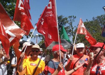 Miles de funcionarios y funcionarias de la Administración de Justicia de toda España se concentran ante el Palacio de la Moncloa