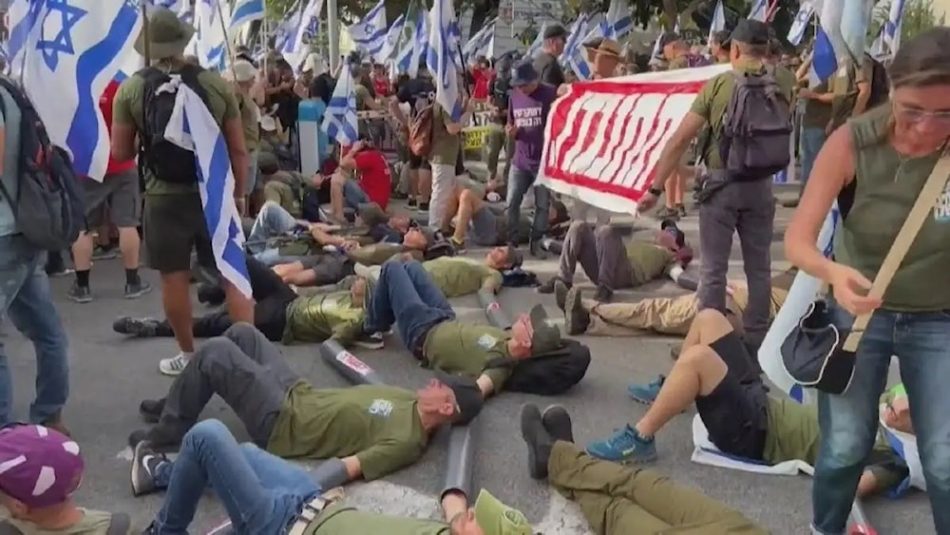 Manifestantes de “Israel” bloquean el camino a la Knesset