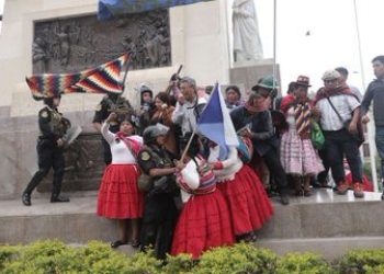 Reprimen protestas frente a la sede del Congreso en Perú