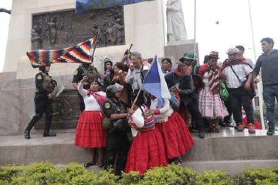 Reprimen protestas frente a la sede del Congreso en Perú