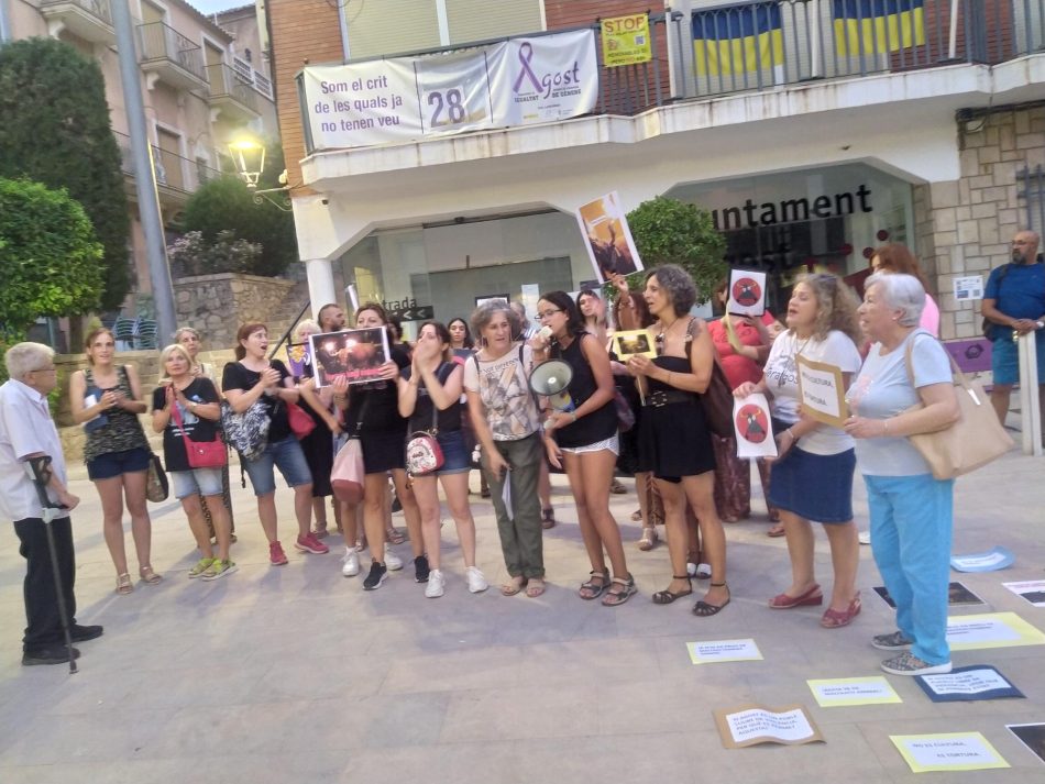 Decenas de manifestantes se concentraron en Agost (Alicante) por la prohibición del toro embolado