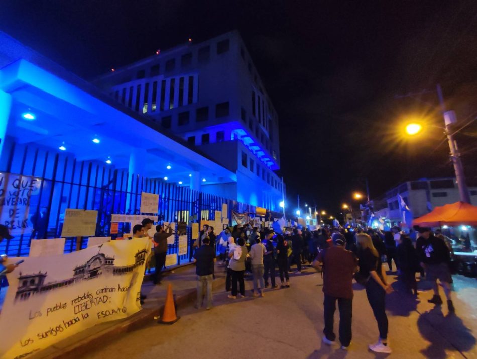 Continúan las protestas frente al Ministerio Público de Guatemala