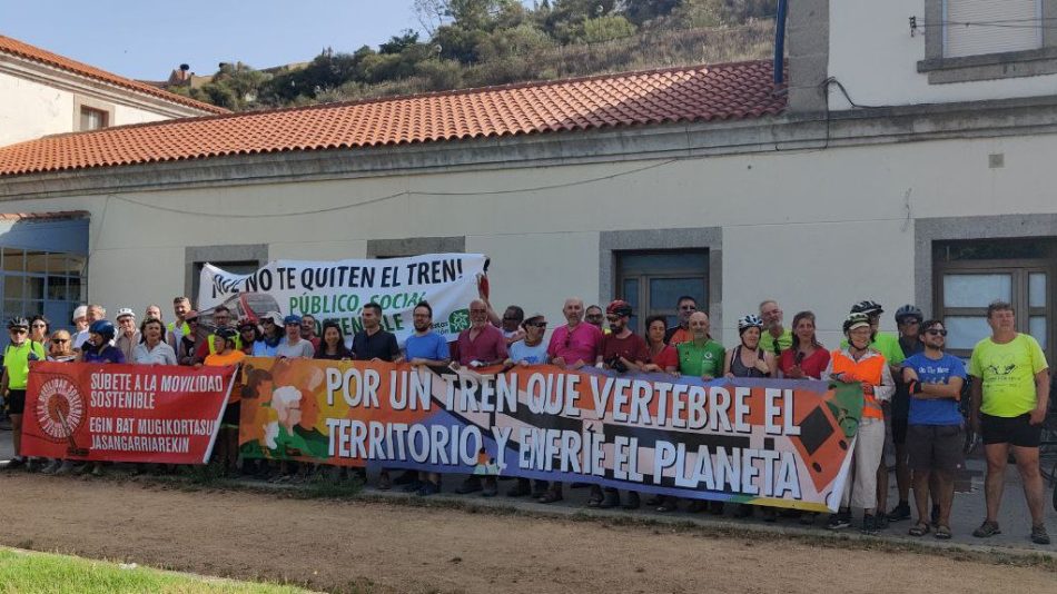 Defensa del tren, visita a una quesería artesanal o denuncia del campo de tiro militar del Teleno: la Ecomarcha cumple una semana