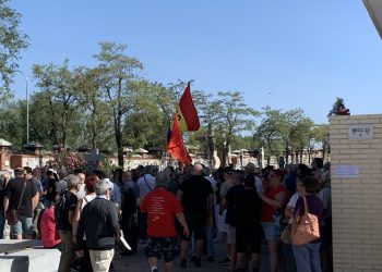 Multitudinario homenaje a las 13 Rosas en el cementerio de la Almudena