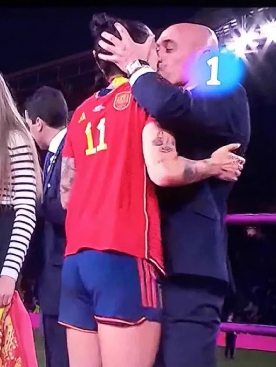 Luis Rubiales se defiende insultando a quienes le critican por el beso en la boca a la jugadora Jenni Hermoso tras la victoria de la selección en el Mundial