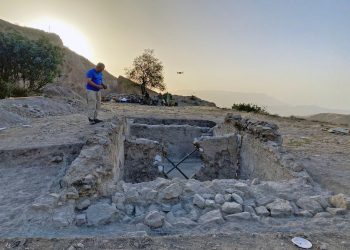 Concluye la segunda campaña de excavación del Peñón del Fuerte con hallazgos como un candil nazarí y un jarro medieval