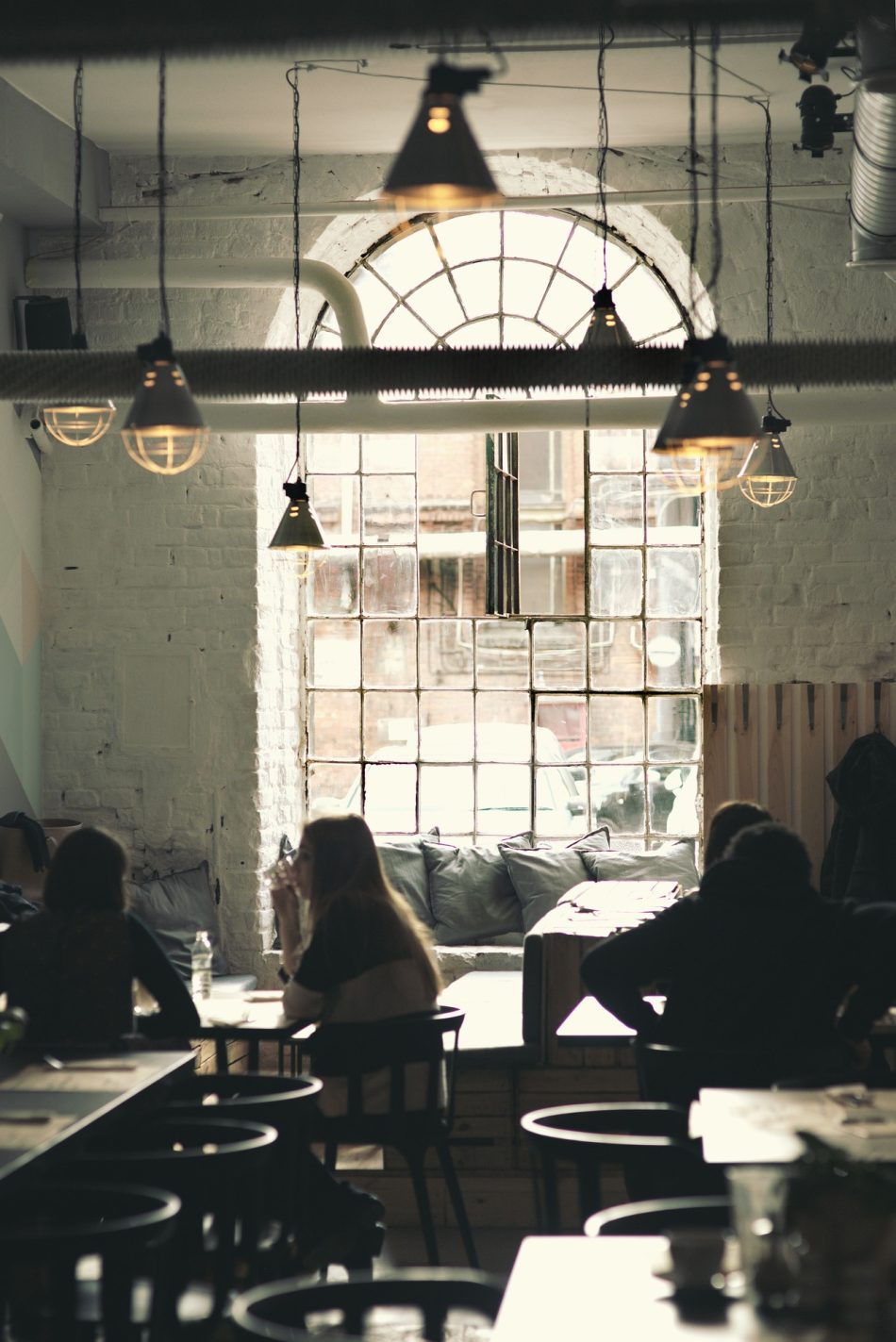 FACUA considera que prohibir sentarse sólo en un restaurante es una práctica contraria a la ley