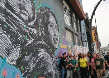 El artista colombiano Mauricio Poveda realiza «Mural por la vida» en la Casa Sindical de Gijón