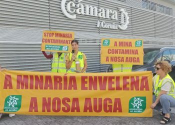 Ecologistas en Acción lleva agua de las minas de San Finx y Touro a la Cámara Minera