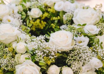 Tipos de flores y colores adecuados para centros funerarios