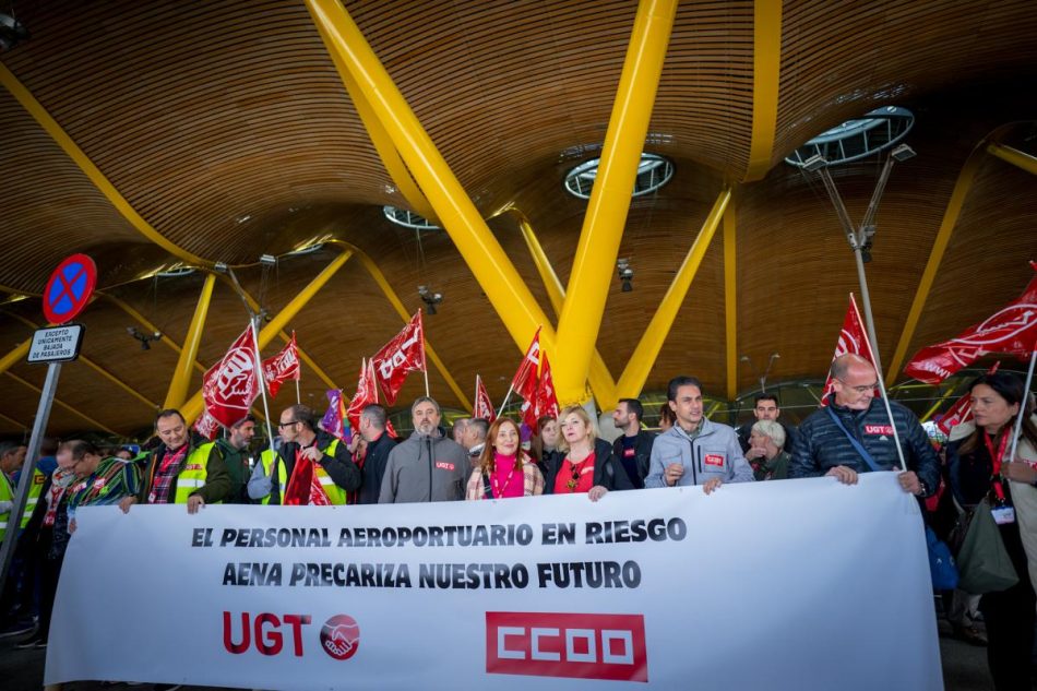 Cientos de trabajadores y trabajadoras de Iberia se concentran contra la precarización laboral por las licitaciones del handling