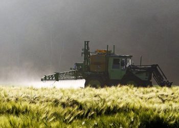 La Comisión Europea cede una vez más ante la presión de la industria química y agrícola