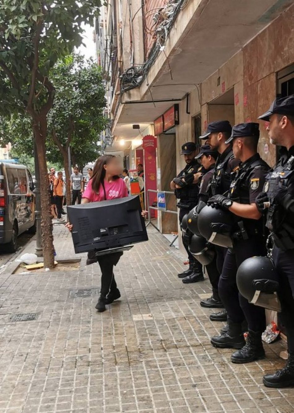 Sindicato de Vivienda de Valencia denuncia el desahucio de una madre con dos hijos menores y su marido con discapacidad por parte de un fondo buitre